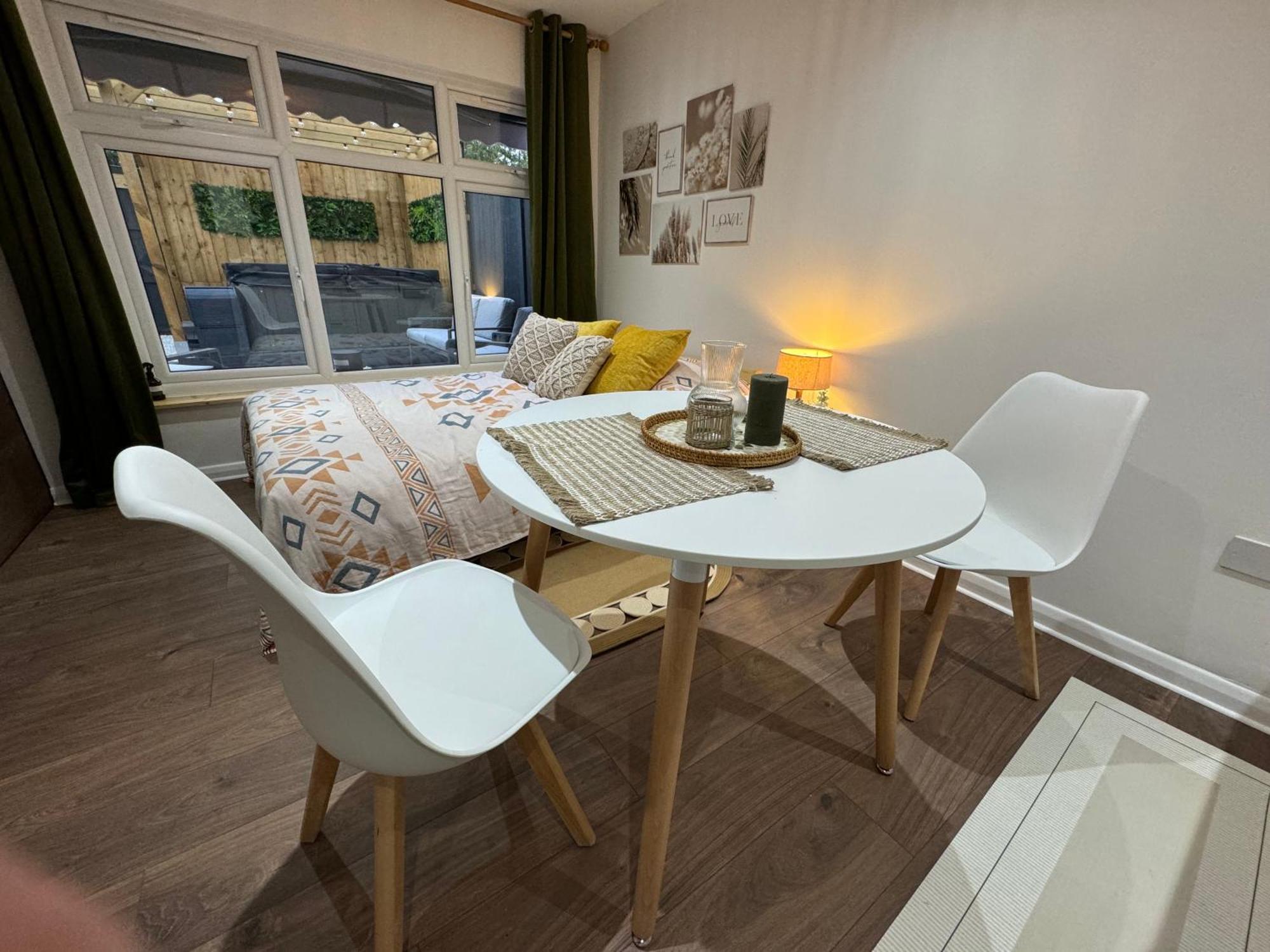 Wild & Free Hot Tub Retreat Leilighet Dartford Eksteriør bilde