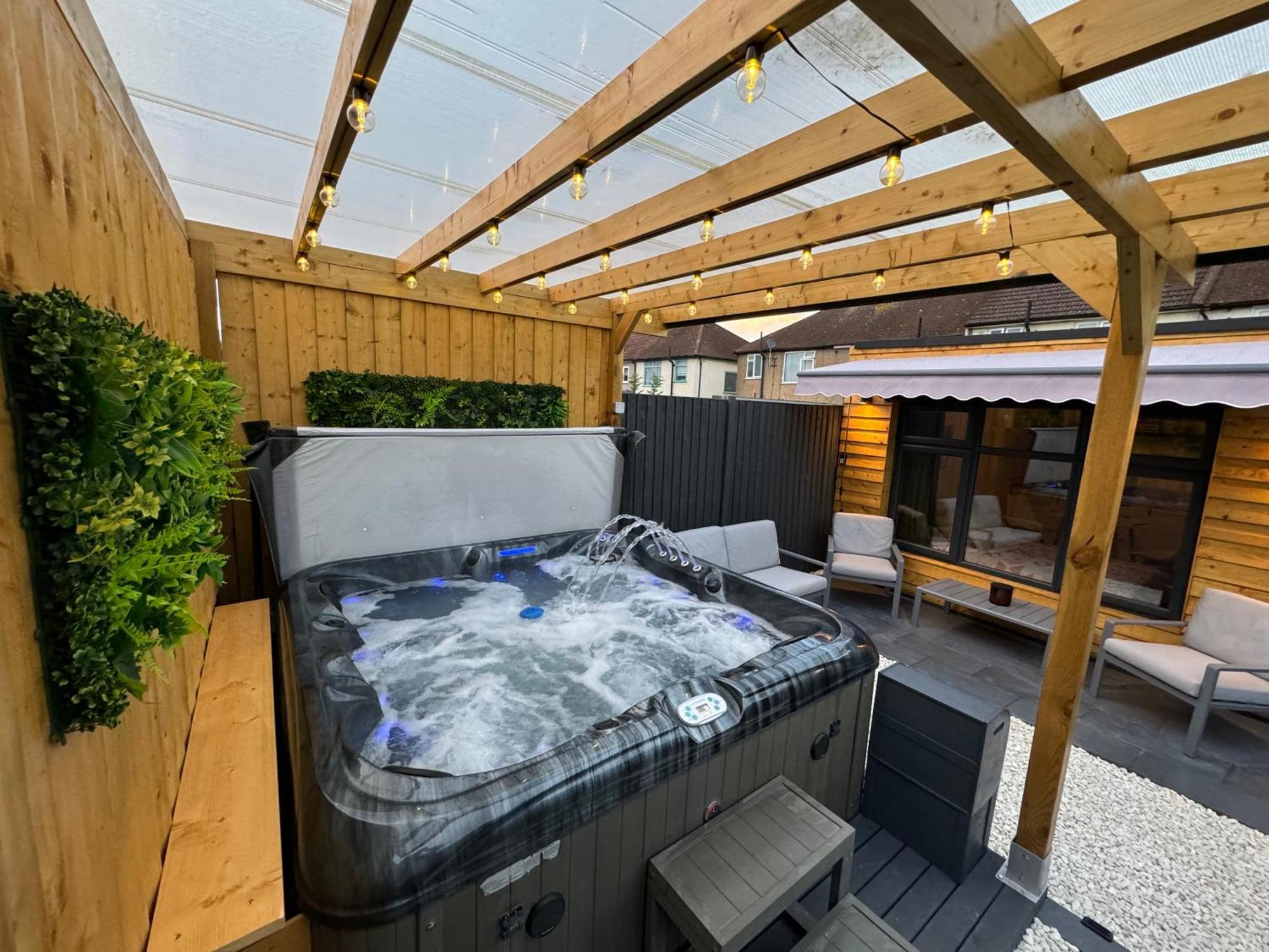 Wild & Free Hot Tub Retreat Leilighet Dartford Eksteriør bilde